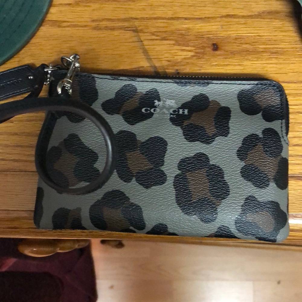 Coach wristlet. Barely used. Great condition